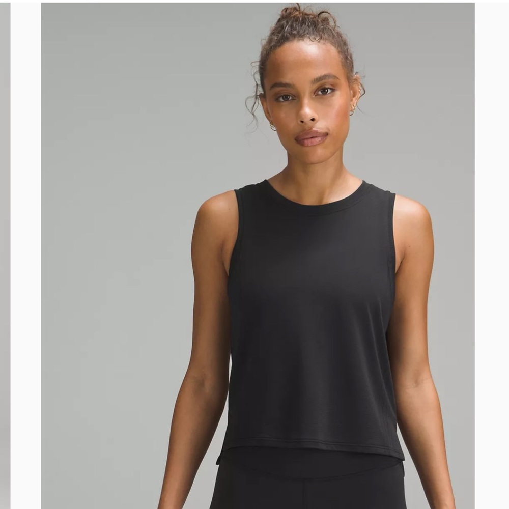 Like new Lululemon black cropped tank top Sz 6